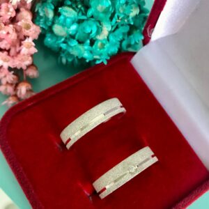 Aliança efeito diamante com friso