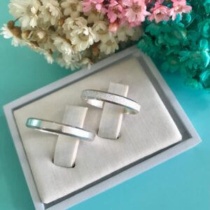 Aliança fina efeito diamante