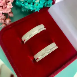 Aliança efeito diamante com friso