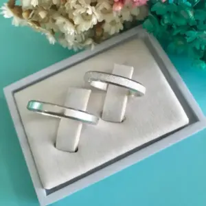 Aliança fina efeito diamante