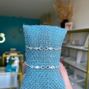 Pulseira com cristais e símbolo do infinito