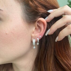 Argola cravejada com pingente