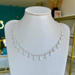 Choker com cristais pendurados