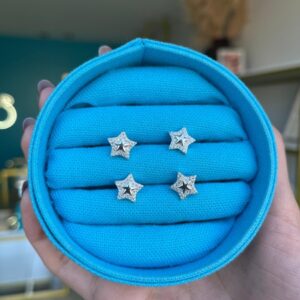 Brinco estrela cravejada