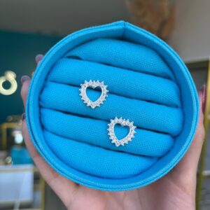 Brinco coração cravejado