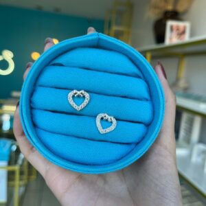 Brinco coração cravejado com laço