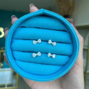 Brinco laço cravejado