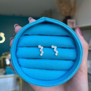 Brinco delicado cravejado