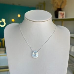 Colar com pingente quadrado cravejado