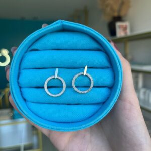 Brinco oval com base lisa