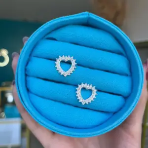 Brinco coração cravejado