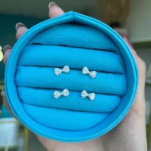 Brinco laço cravejado