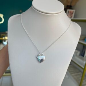 Relicário coração com detalhes cravejados