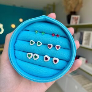 Brinco coração cravejado