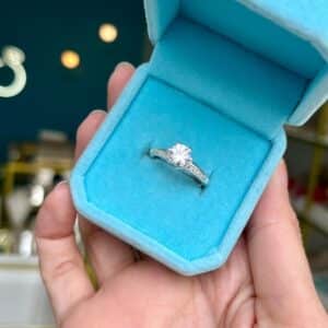 Anel Solitário Aro Cravejado