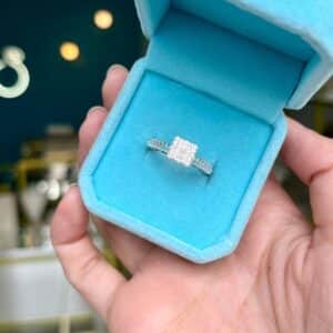 Anel Solitário Quadrado Cravejado