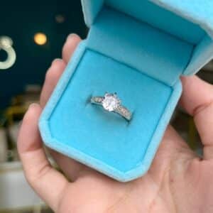 Anel Solitário Cravejado