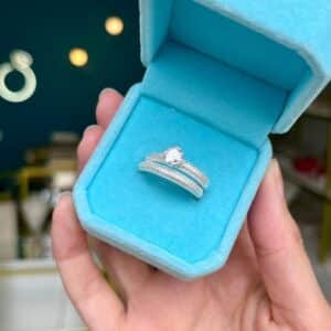 Anel Aparador de Aliança Cravejado