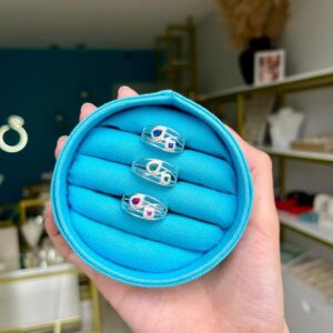 Anel Design Abstrato com Zircônias