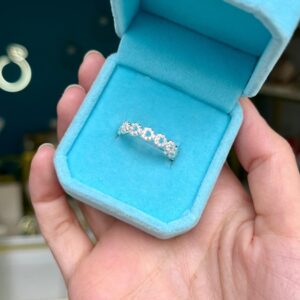 Anel Vários Corações com Detalhes Cravejados