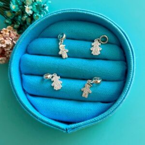 Berloque Menina Cravejada